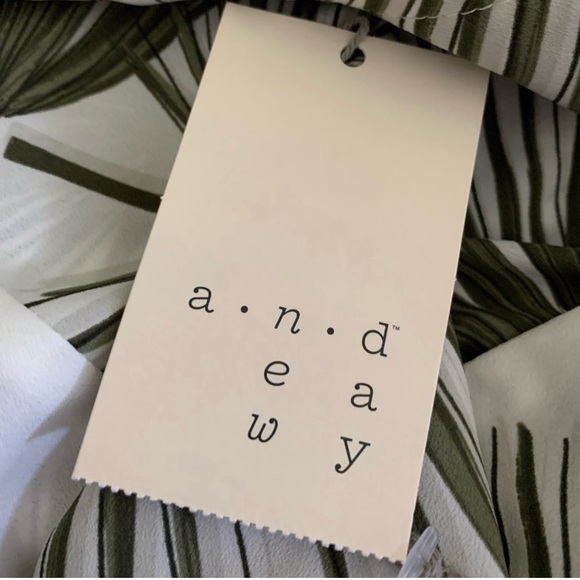 A NEW DAY Sleeveless Button Up Blouse Cream Green Fern Print Women’s Small NWT - Picture 6 of 12